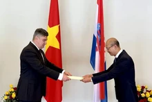 Đại sứ Việt Nam tại Croatia Bùi Lê Thái trình Thư ủy nhiệm của Chủ tịch nước Cộng hòa xã hội chủ nghĩa Việt Nam lên Tổng thống Cộng hòa Croatia Zoran Milanovíc. (Ảnh: Đại sứ quán Việt Nam tại Croatia)