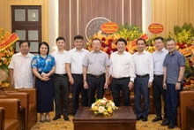Đoàn Ủy ban Kiểm tra Trung ương do đồng chí Hoàng Văn Trà, Ủy viên Trung ương Đảng, Phó Chủ nhiệm Ủy ban dẫn đầu sang thăm, chúc mừng Báo Nhân Dân nhân kỷ niệm 100 năm Ngày Báo chí Cách mạng Việt Nam.