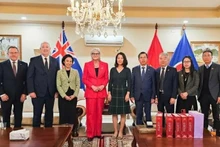 Toàn quyền Australia Sam Mostyn (áo đỏ) chụp ảnh cùng Đại sứ Phạm Hùng Tâm và Tổng lãnh sự Việt Nam tại thành phố Sydney và thành phố Perth. (Ảnh: Đại sứ Việt Nam tại Australia)