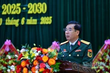 Đại tá Phạm Văn Đông, Chủ nhiệm Chính trị Quân khu 4 phát biểu chỉ đạo Đại hội.
