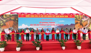 Các đồng chí lãnh đạo tỉnh Tuyên Quang cắt băng khánh thành dự án hệ thống cấp nước suối Sửu.