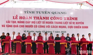 Nguyên Chủ tịch nước Trương Tấn Sang tham gia nghi thức cắt băng khánh thành dự án cải tạo, nâng cấp mộ liệt sĩ tại Nghĩa trang liệt sĩ Vị Xuyên.