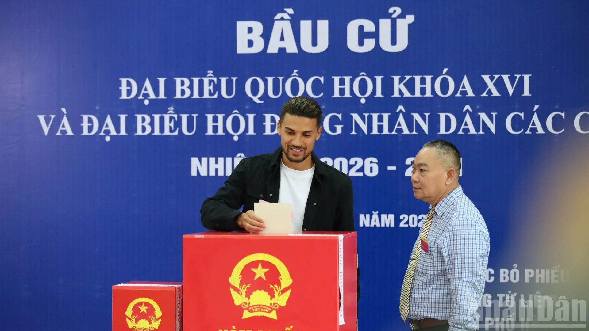 Cầu thủ nhập tịch Đỗ Hoàng Hên lần đầu bỏ phiếu bầu cử tại Hà Nội