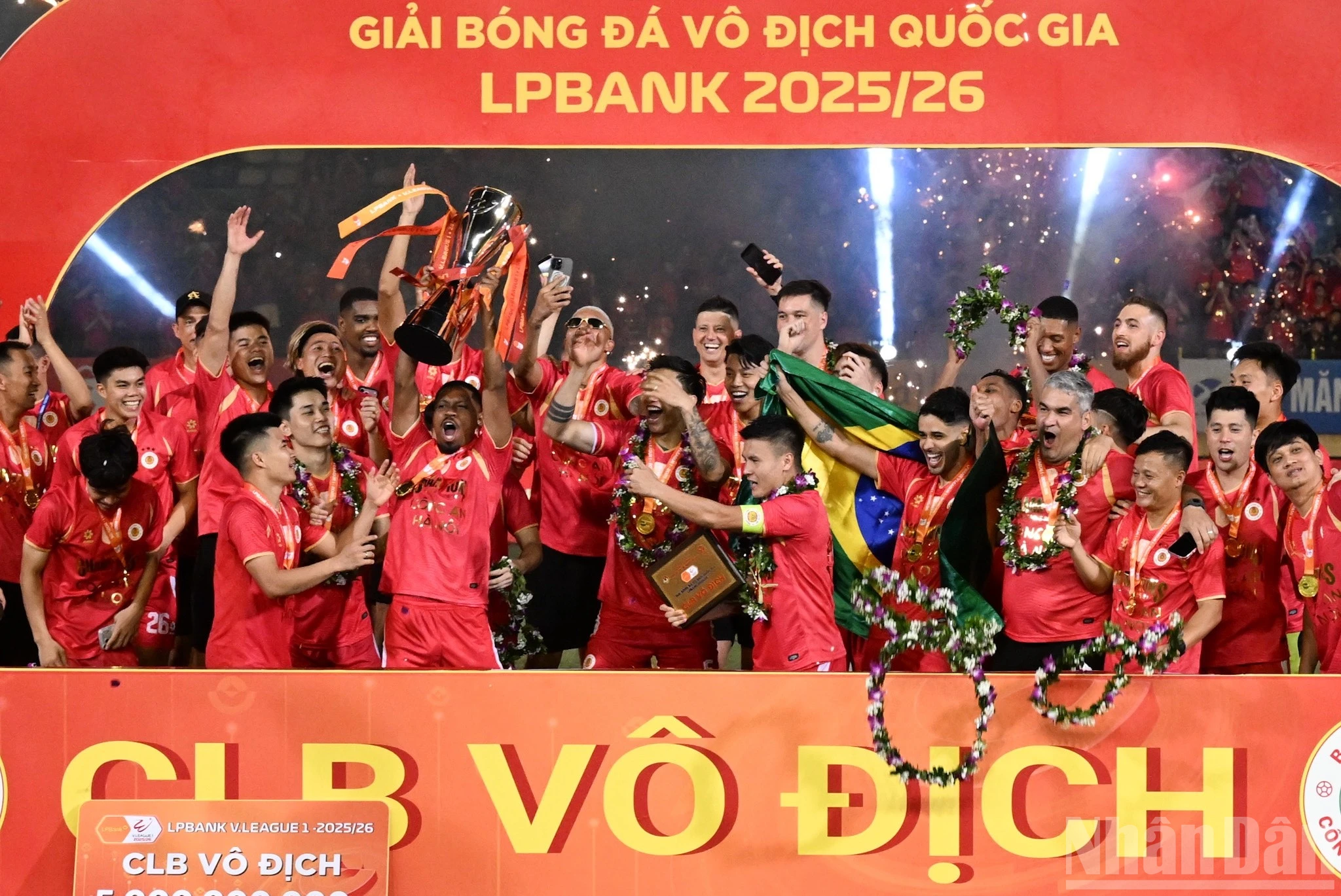 Người hâm mộ Công an Hà Nội ăn mừng chức vô địch tại Hàng Đẫy