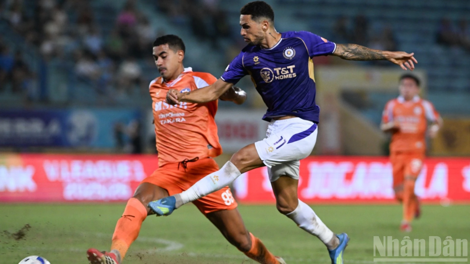 Hà Nội FC thất thủ trước Thanh Hóa dù hơn người, Ninh Bình chiếm vị trí thứ ba