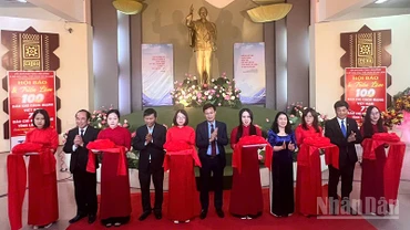 Các đại biểu cắt băng khai mạc Hội báo và triển lãm chào mừng kỷ niệm 100 năm Báo chí cách mạng Việt Nam. 