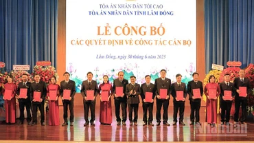 Đồng chí Nguyễn Văn Thanh, Chánh án Tòa án nhân dân tỉnh Lâm Đồng trao các quyết định về công tác cán bộ.