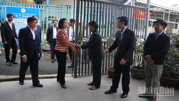 Phó Chủ tịch Quốc hội Nguyễn Thị Thanh thăm, tặng quà gia đình chính sách tại Lâm Đồng.