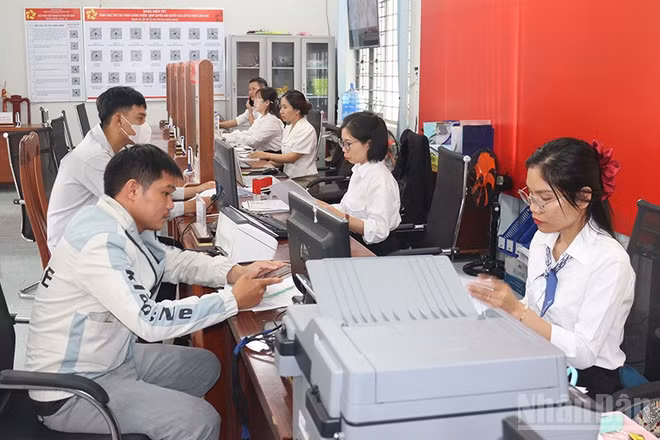 Cán bộ Trung tâm Phục vụ hành chính công xã Sa Thầy tận tình giải quyết thủ tục hành chính cho người dân.