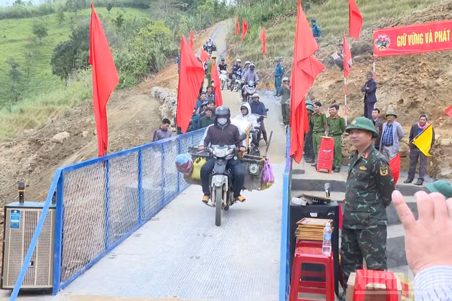 Tuyến đường tạm được đưa vào sử dụng, giúp nhân dân xã Ngọc Linh đi lại, vận chuyển nông sản thuận tiện.