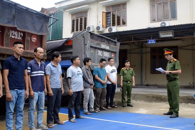 Khởi tố nhóm đối tượng khai thác cát trái phép trên sông Trà Khúc. (Ảnh: Công an tỉnh Quảng Ngãi cung cấp)