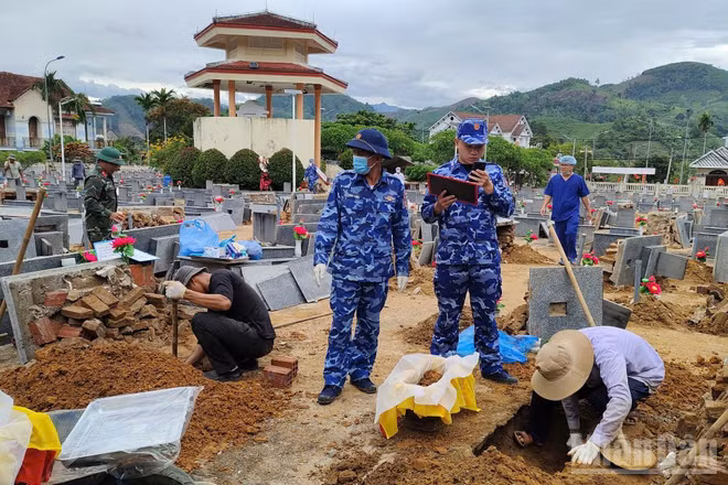 Cán bộ, chiến sĩ Vùng Cảnh sát biển 2 cùng các lực lượng thu thập, số hóa xác định danh tính các liệt sĩ chưa xác định được thông tin tại Nghĩa trang Liệt sĩ xã Sơn Hà, tỉnh Quảng Ngãi.