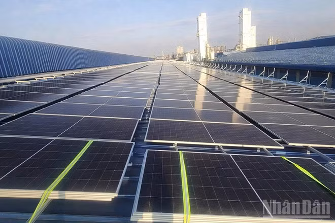 Hệ thống pin điện mặt trời áp mái tại Khu liên hợp sản xuất gang thép Hòa Phát Dung Quất.