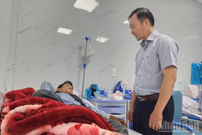 Phó Giám đốc Sở Y tế tỉnh Quảng Ngãi Đỗ Ngọc Hòa thăm hỏi, động viên bệnh nhân bị ngộ độc thực phẩm nghi do ăn bánh mì đang điều trị Bệnh viện đa khoa tư nhân Phúc Hưng.