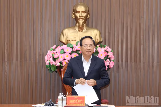 Đồng chí Trịnh Văn Quyết, Ủy viên Bộ Chính trị, Bí thư Trung ương Đảng, Trưởng ban Tuyên giáo và Dân vận Trung ương, Ủy viên Hội đồng bầu cử quốc gia phát biểu kết luận tại buổi làm việc với Ủy ban Bầu cử tỉnh Quảng Ngãi.