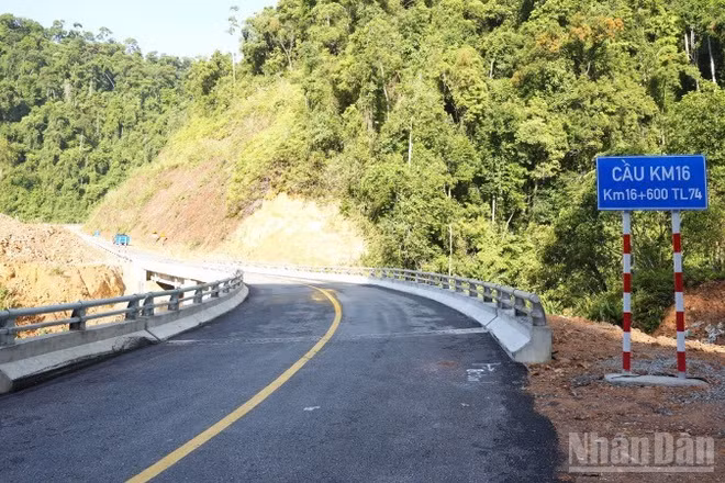 Công trình hoàn thành đồng bộ các hạng mục gồm nền, mặt đường, 211 cống các loại, 3 cầu xây mới, sửa chữa 4 cầu cũ cùng hệ thống thoát nước.