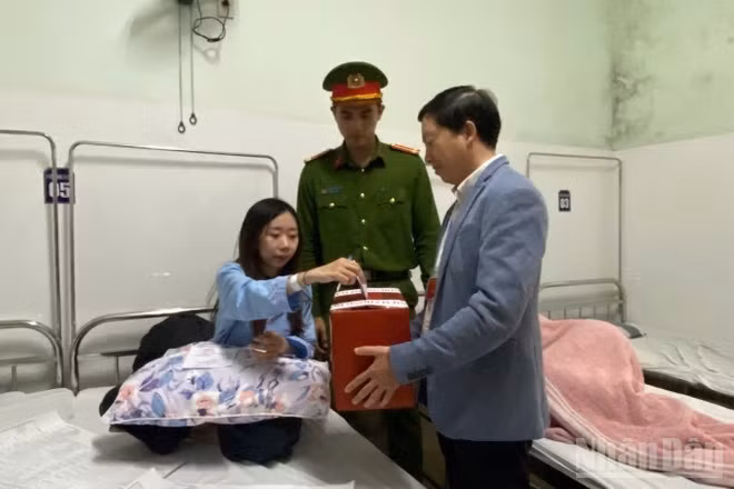 Bệnh nhân ở Bệnh viện trường Đại học Y dược Huế thực hiện quyền công dân tại giường bệnh.