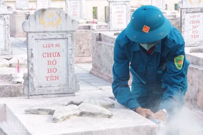 Các lực lượng khai mở các phần mộ kiên cố, cố gắng tìm mẫu để xác định danh tính các anh.