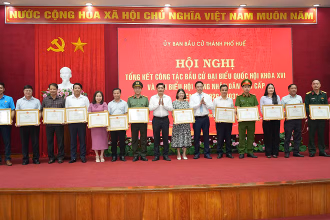 99 tổ chức, cá nhân ở Huế được khen thưởng.