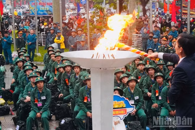 Bí thư thành ủy Huế Nguyễn Đình Trung thắp đuốc truyền thống.