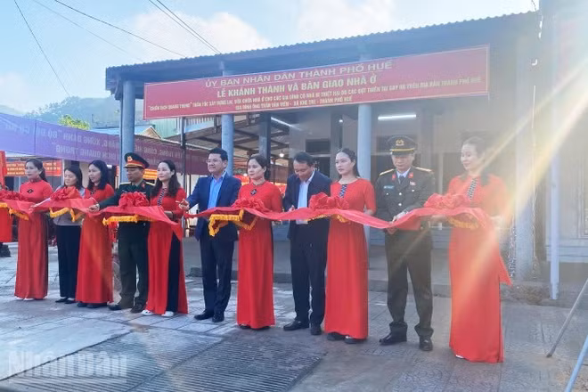 Ủy ban nhân dân thành phố Huế tổ chức lễ khánh thành và bàn giao 3 căn nhà tại xã Khe Tre vào sáng nay 10/1.