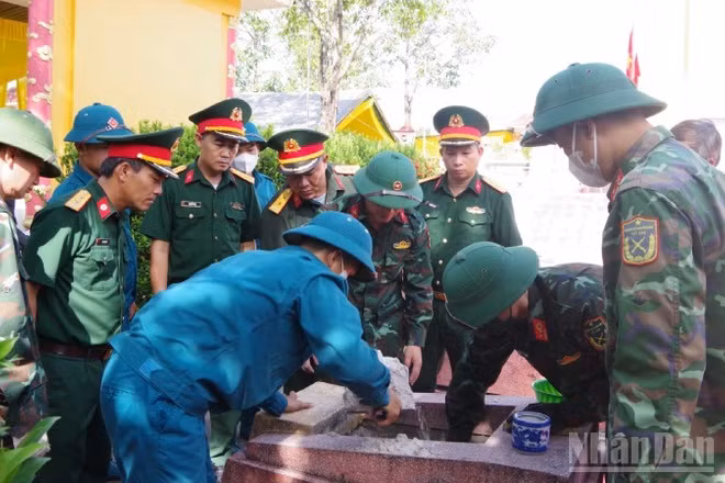 Công tác lấy mẫu hài cốt liệt sĩ được các lực lượng phối hợp thực hiện chặt chẽ, chu đáo. (Ảnh: Lê Sáu)