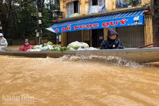 Từ 15/10-2/11, thành phố Huế đã trải qua năm đợt mưa lớn liên tiếp, tạo hai đợt lũ đặc biệt lớn.