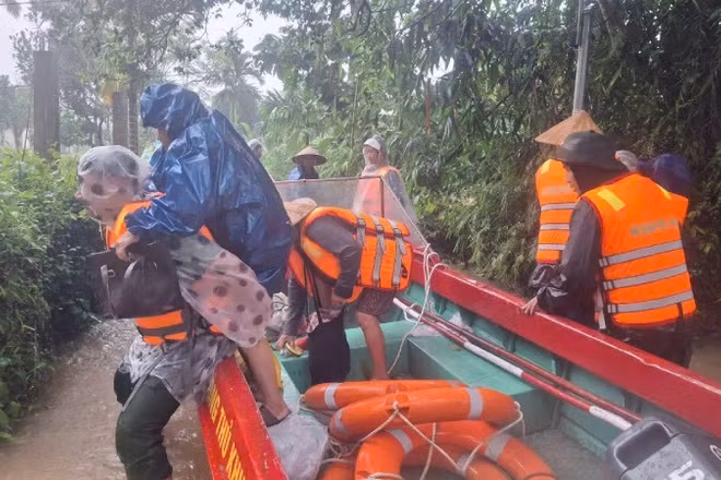 Chính quyền địa phương đã huy động lực lượng sơ tán dân ra khỏi khu vực nguy hiểm. (Ảnh: QUANG ĐẠO)