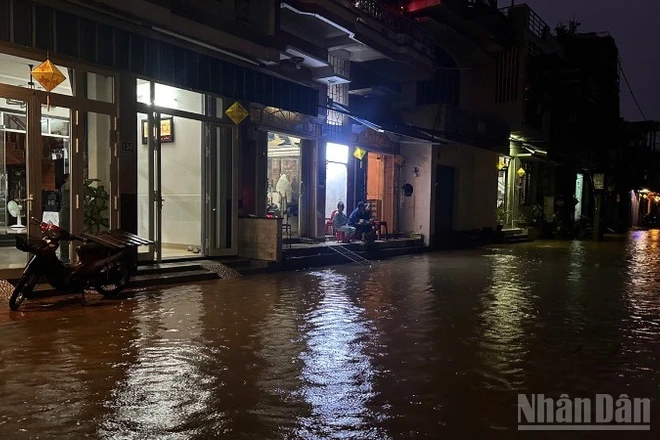 Dự báo mực nước trên sông Hương sẽ tăng trở lại vào rạng sáng 18/11.