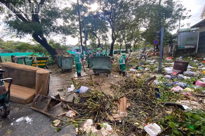 Đợt mưa lớn kéo dài trong ba ngày từ 27-30/10 đã làm thành phố Huế ngập lụt diện rộng. Khi nước rút đã để lại một lượng rác khổng lồ. 
