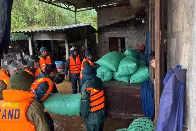 Lực lượng tại chỗ đang khẩn trương ứng cứu người và tài sản. (Ảnh: Công an cung cấp)