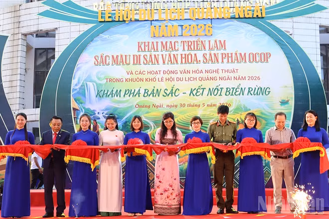 Các đại biểu thực hiện nghi thức cắt băng khai mạc triển lãm “Sắc màu di sản văn hóa, sản phẩm OCOP”.