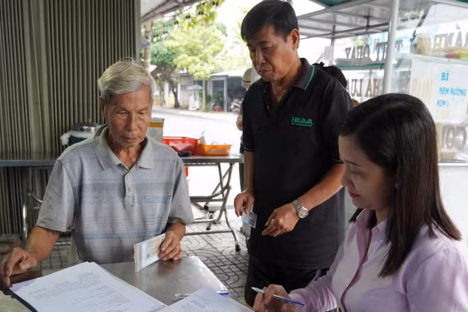 Cán bộ Trung tâm phục vụ hành chính công phường Sóc Trăng giải quyết thủ tục hành chính tại nhà dân.