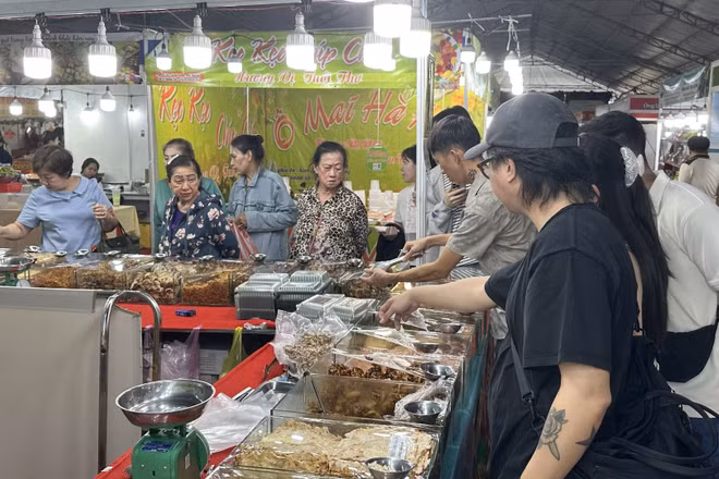 Khách du lịch nước ngoài tham quan và mua sắm hải sản khô tại “Tuần lễ Xúc tiến ngành công nghiệp thực phẩm năm 2025”. 