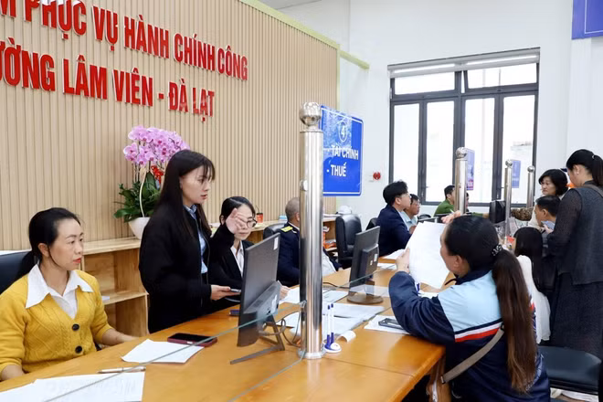 Người dân được hướng dẫn làm thủ tục hành chính tại Trung tâm Phục vụ hành chính công phường Lâm Viên-Đà Lạt.