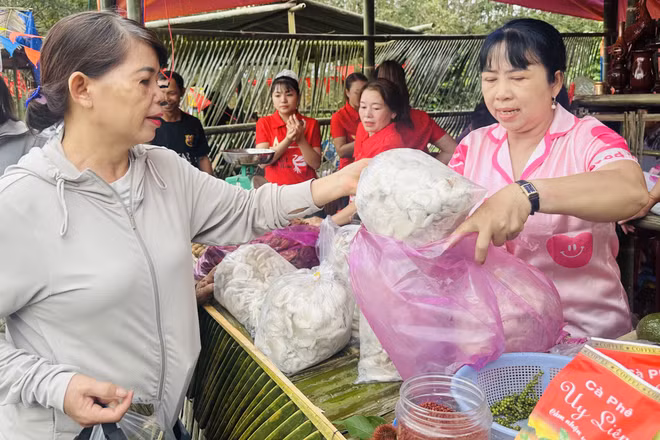 Hội Liên hiệp phụ nữ xã Sa Loong cùng chị em phụ nữ xã tham gia hội chợ thương mại. 