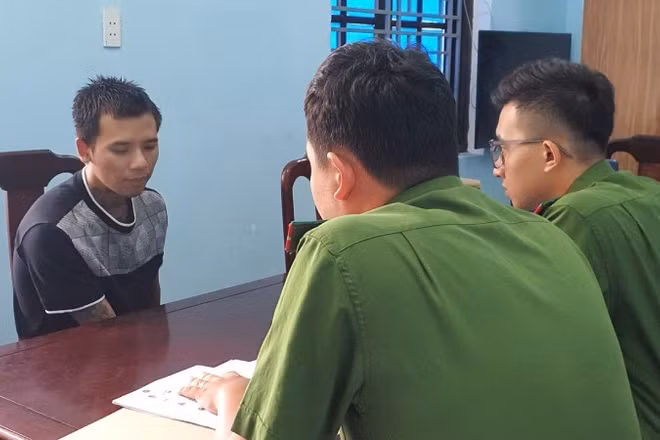 Công an phường An Cựu lấy lời khai đối tượng Nguyễn Hoàng Huy.