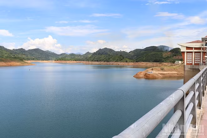 Hồ chứa nước Nước Trong, hồ chứa có dung tích lớn nhất tỉnh Quảng Ngãi tiến hành tăng lưu lượng điều tiết từ 15 giờ ngày 1/12 để chủ động ứng phó với mưa lũ.