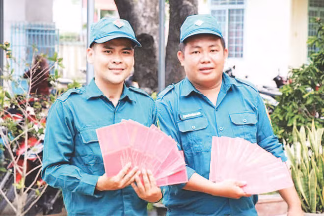 Anh Nguyễn Hồng Bản (bên phải) và anh Nguyễn Trịnh Quốc Dũng nhận được nhiều giấy chứng nhận là thành viên tích cực hiến máu tình nguyện tại địa phương trong những năm qua.