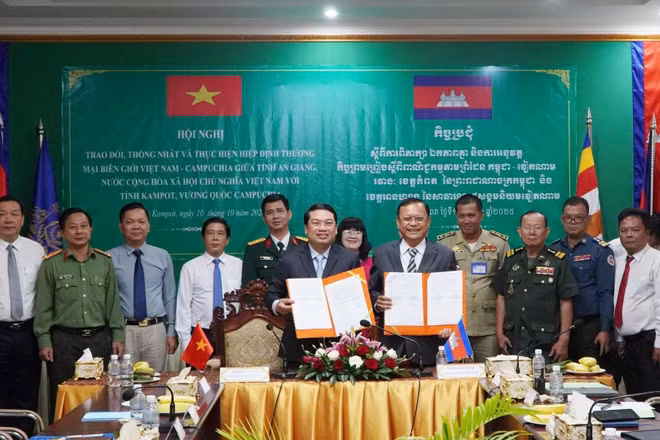 Lãnh đạo tỉnh An Giang và tỉnh Kampốt ký kết biên bản về trao đổi, thống nhất và triển khai Hiệp định thương mại biên giới Việt Nam-Campuchia giữa hai tỉnh, ngày 10/10/2025.