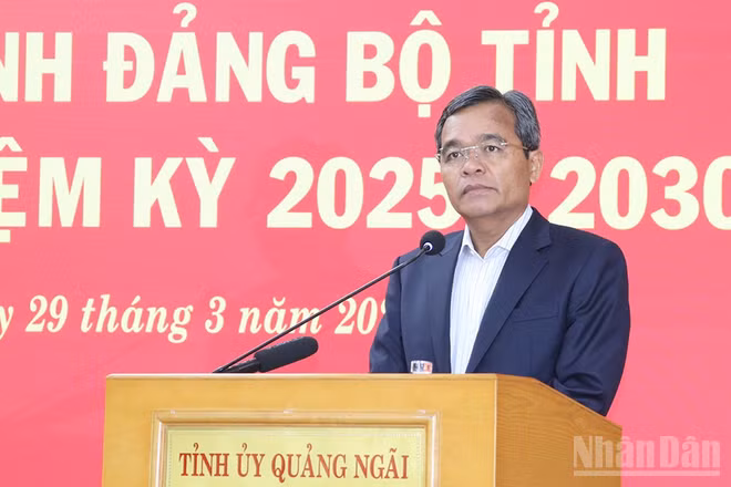 Đồng chí Hồ Văn Niên, Ủy viên Trung ương Đảng, Bí thư Tỉnh ủy Quảng Ngãi phát biểu tại hội nghị.