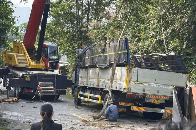 Lực lượng cứu hộ đưa xe tải bị nạn ra khỏi hiện trường để bảo đảm giao thông thông suốt trên đèo Vi-Ô-Lắc.