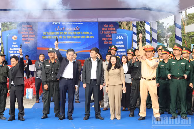 Đồng chí Nguyễn Hoàng Giang, Ủy viên Trung ương Đảng, Phó Bí thư Tỉnh ủy, Chủ tịch Ủy ban nhân dân tỉnh Quảng Ngãi cùng lãnh đạo Sở Xây dựng và Phòng Cảnh sát giao thông Công an tỉnh Quảng Ngãi bắn súng phát lệnh ra quân hưởng ứng Năm an toàn giao thông 2026.