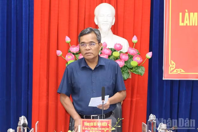 Đồng chí Hồ Văn Niên, Ủy viên Trung ương Đảng, Bí thư Tỉnh ủy Quảng Ngãi phát biểu kết luận buổi làm việc với Đảng ủy Sở Khoa học và Công nghệ.