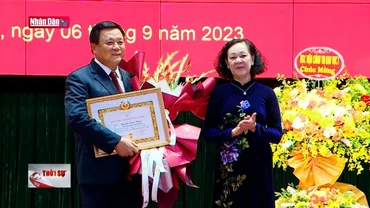 Trao Huy hiệu 40 năm tuổi Đảng tặng GS, TS Nguyễn Xuân Thắng