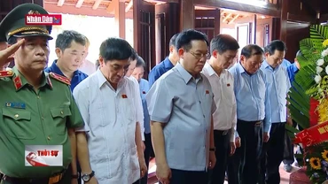 Chủ tịch Quốc hội Vương Đình Huệ tri ân các anh hùng liệt sĩ tại Quảng Trị
