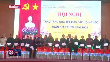 Báo Nhân Dân trao hỗ trợ xây 10 nhà đại đoàn kết và quà Tết tại Hà Nam