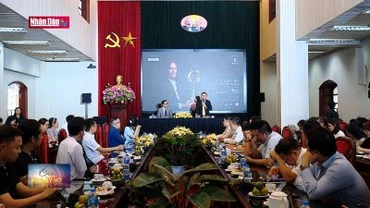 Kenny G biểu diễn trong dự án âm nhạc quốc tế do Báo Nhân Dân khởi xướng