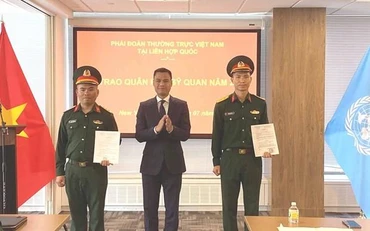 Đại sứ Đặng Hoàng Giang và các đồng chí được trao quân hàm. (Nguồn: baoquocte.vn)
