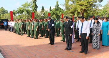 Đoàn đại biểu tưởng nhớ các liệt sĩ đã hy sinh vì Tổ quốc.